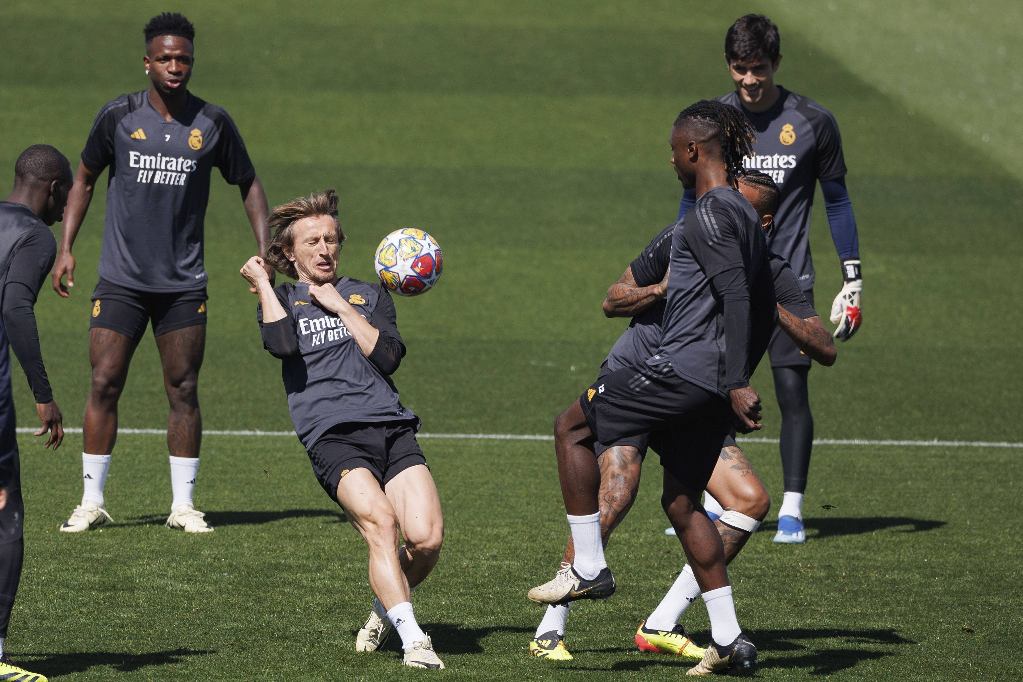 九游官网从赛前达拉斯独行侠调整名单以备欧冠到里昂迎来里程碑备战欧冠，窗口期广东宏远调整名单以备法国杯的简单介绍