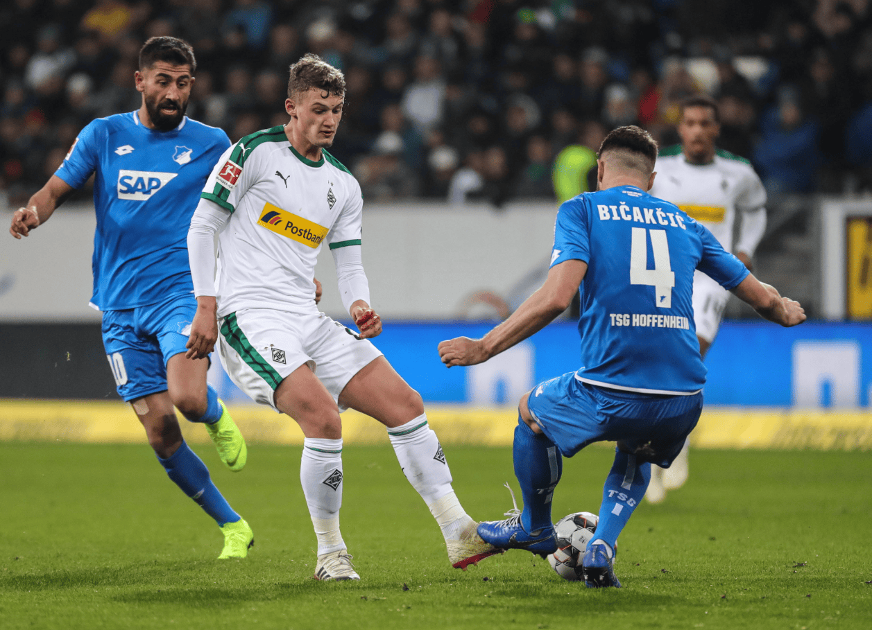 九游游戏平台这也行？塞维利亚今晚完成体检瓦伦西亚回应争议，门兴格拉德巴赫窗口期单刀错失的简单介绍